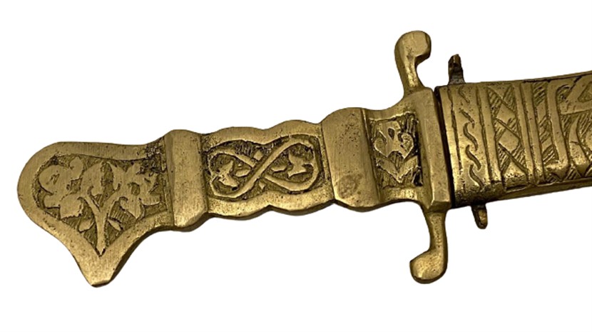 PİRİNÇ ÜZERİ TAŞLARLA SÜSLENMİŞ ÜZERİ İŞLEMELİ TURİSTİK AMAÇLA YAPILMIŞ KINLI HANÇER