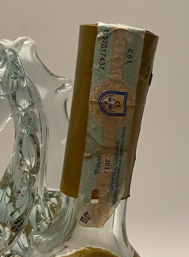 TAMAMEN EL YAPIMI ÜFLEME CAM ŞİŞE ERMENİSTAN İMALATI AT FORMUNDA 500 ML AÇILMAMIŞ KOLEKSİYONLUK KONYAK