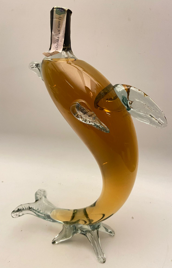 TAMAMEN EL YAPIMI ÜFLEME CAM ŞİŞE ERMENİSTAN İMALATI YUNUS BALIĞI FORMUNDA 500 ML AÇILMAMIŞ KOLEKSİYONLUK KONYAK ŞİŞESİ