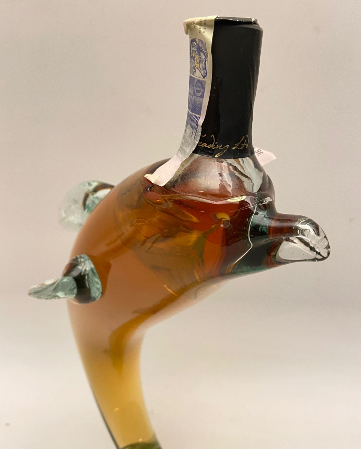 TAMAMEN EL YAPIMI ÜFLEME CAM ŞİŞE ERMENİSTAN İMALATI YUNUS BALIĞI FORMUNDA 500 ML AÇILMAMIŞ KOLEKSİYONLUK KONYAK ŞİŞESİ