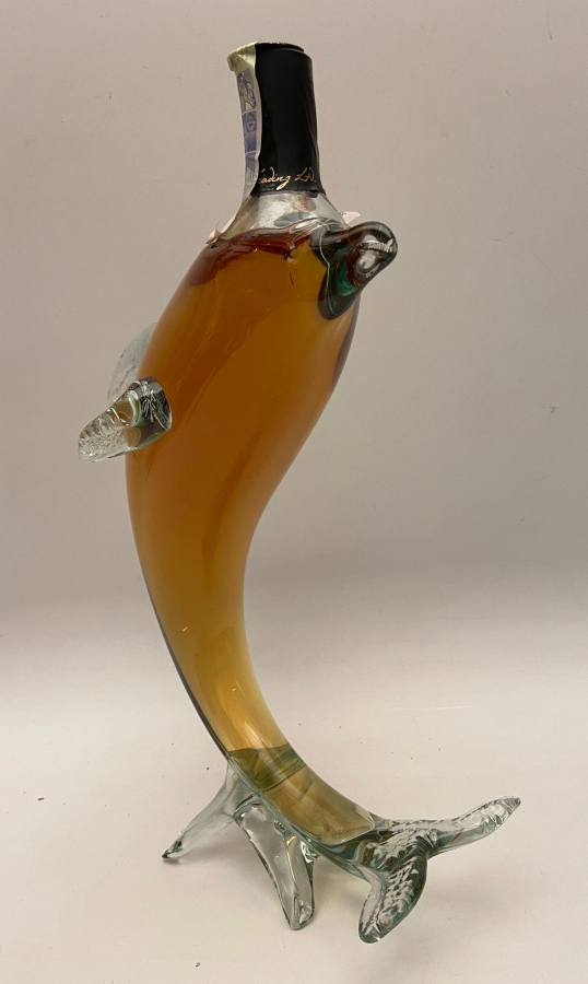 TAMAMEN EL YAPIMI ÜFLEME CAM ŞİŞE ERMENİSTAN İMALATI YUNUS BALIĞI FORMUNDA 500 ML AÇILMAMIŞ KOLEKSİYONLUK KONYAK ŞİŞESİ