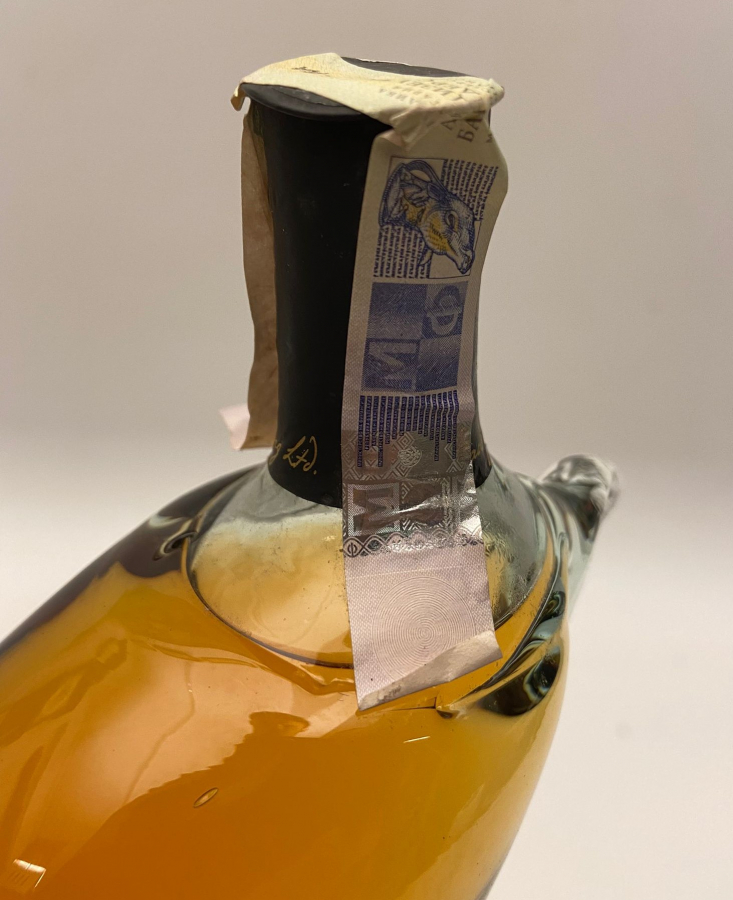 TAMAMEN EL YAPIMI ÜFLEME CAM ŞİŞE ERMENİSTAN İMALATI YUNUS BALIĞI FORMUNDA 500 ML AÇILMAMIŞ KOLEKSİYONLUK KONYAK ŞİŞESİ