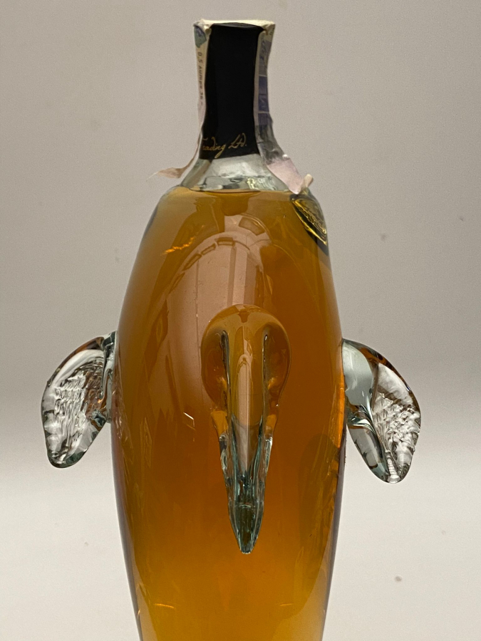 TAMAMEN EL YAPIMI ÜFLEME CAM ŞİŞE ERMENİSTAN İMALATI YUNUS BALIĞI FORMUNDA 500 ML AÇILMAMIŞ KOLEKSİYONLUK KONYAK ŞİŞESİ