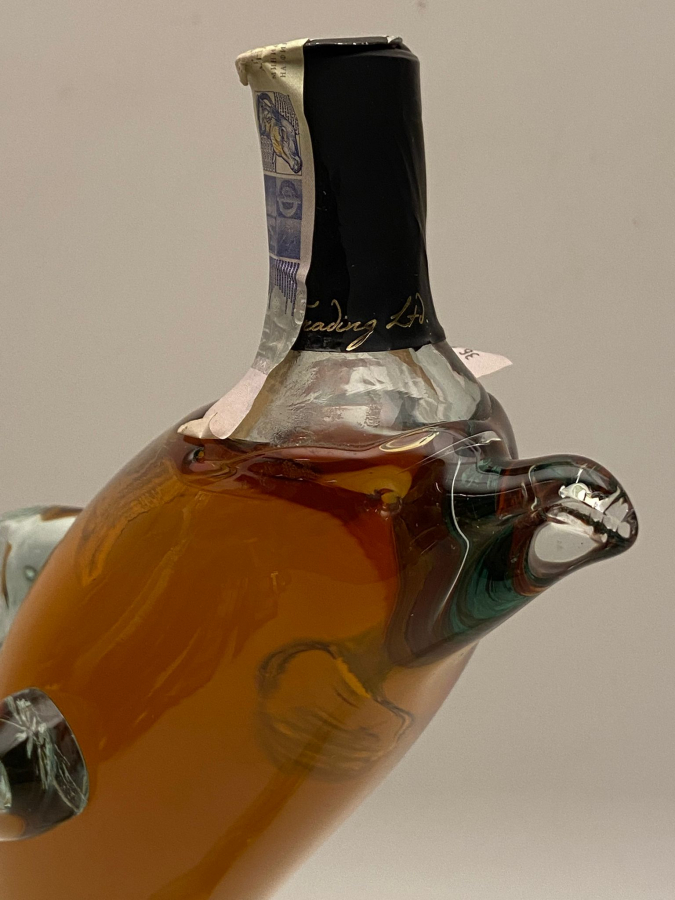 TAMAMEN EL YAPIMI ÜFLEME CAM ŞİŞE ERMENİSTAN İMALATI YUNUS BALIĞI FORMUNDA 500 ML AÇILMAMIŞ KOLEKSİYONLUK KONYAK ŞİŞESİ