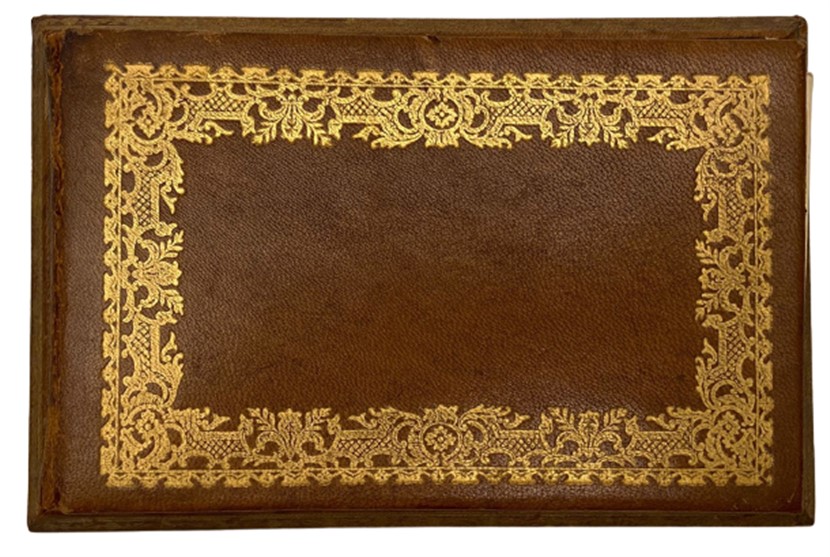 AHŞAP ÜZERİ  KAHVERENGİ DERİ KAPLAMA  ÜZERİ YALDIZ İŞLEMELİ MASA ÜZERİ NOT DEFTERİ