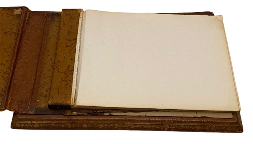 AHŞAP ÜZERİ  KAHVERENGİ DERİ KAPLAMA  ÜZERİ YALDIZ İŞLEMELİ MASA ÜZERİ NOT DEFTERİ