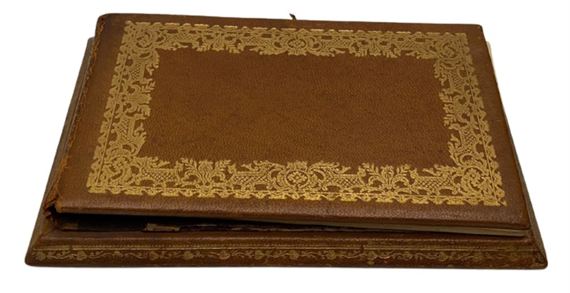 AHŞAP ÜZERİ  KAHVERENGİ DERİ KAPLAMA  ÜZERİ YALDIZ İŞLEMELİ MASA ÜZERİ NOT DEFTERİ