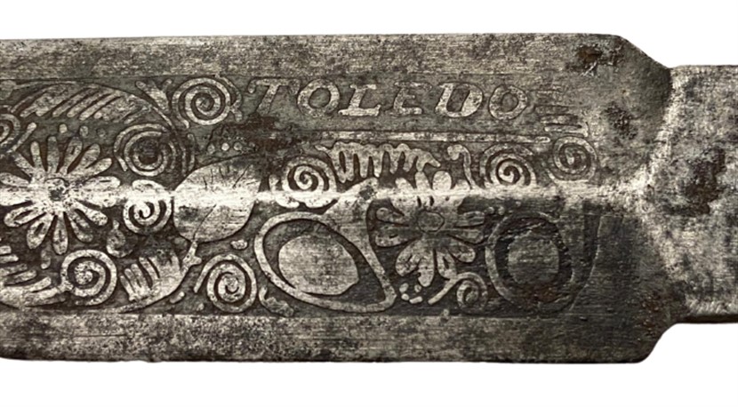 1940 ÜZERİ KOMPLE KALEM  İŞLEMELİ CELİK TOLEDO DAMGALI PİRİNC KUKA SAPLI KUŞAK KAMASI