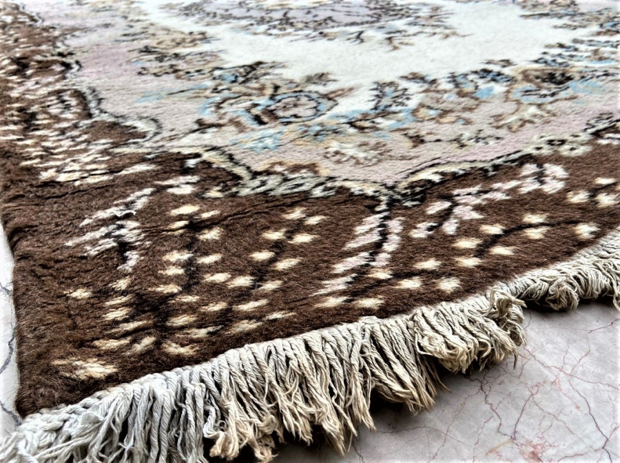 2 ADET COK TEMİZ 1960 YAPIM AYNI DESEN RENK BOYDA DEMİRCİ GÖBEKLİ EL DOKUMA KÖK BOYAMA  SACAKLI YÜN HALI BOYU 210 CM  ENİ 123 CM 