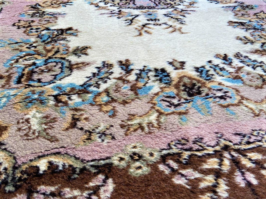 2 ADET COK TEMİZ 1960 YAPIM AYNI DESEN RENK BOYDA DEMİRCİ GÖBEKLİ EL DOKUMA KÖK BOYAMA  SACAKLI YÜN HALI BOYU 210 CM  ENİ 123 CM 