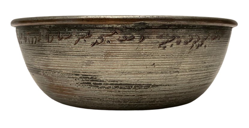 OSMANLI EL SIVAMA TEZGAHINDA CEKİLMİŞ BAKIR TAS ÜZERİ OSMANLICA EL İLE YAZILI ETLİ BAKIR AYRAN VE CORBA TASI OLARAK KULLANILAN KAB