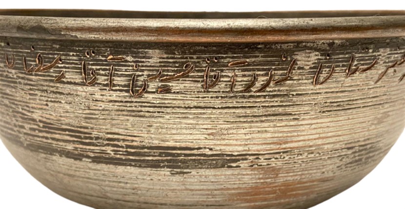 OSMANLI EL SIVAMA TEZGAHINDA CEKİLMİŞ BAKIR TAS ÜZERİ OSMANLICA EL İLE YAZILI ETLİ BAKIR AYRAN VE CORBA TASI OLARAK KULLANILAN KAB