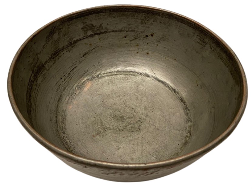 OSMANLI EL SIVAMA TEZGAHINDA CEKİLMİŞ BAKIR TAS ÜZERİ OSMANLICA EL İLE YAZILI ETLİ BAKIR AYRAN VE CORBA TASI OLARAK KULLANILAN KAB