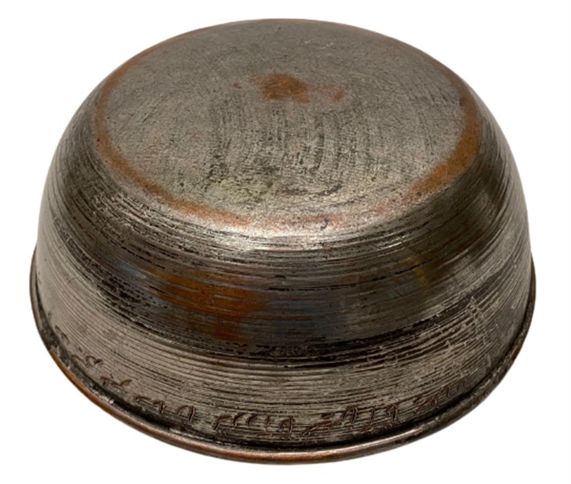 OSMANLI EL SIVAMA TEZGAHINDA CEKİLMİŞ BAKIR TAS ÜZERİ OSMANLICA EL İLE YAZILI ETLİ BAKIR AYRAN VE CORBA TASI OLARAK KULLANILAN KAB