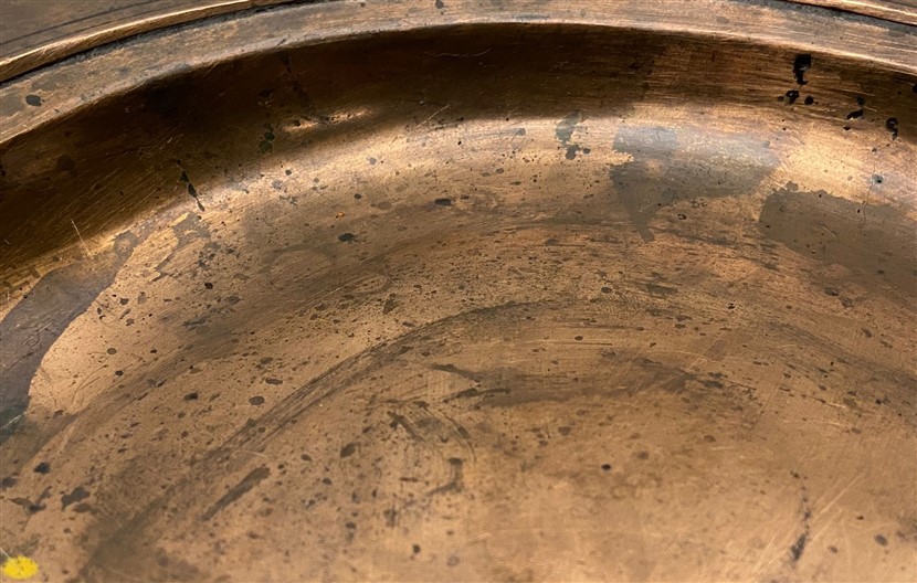 OSMANLI ÜZERİ OSMANLICA YAZILI KALEM İLE KAZINARAK YAZILMIŞ KENARLAR FIRFIRLI BRONZ SAGAN