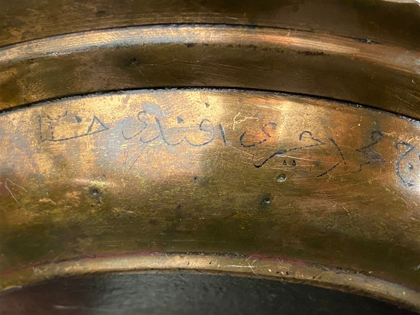 OSMANLI ÜZERİ OSMANLICA YAZILI KALEM İLE KAZINARAK YAZILMIŞ KENARLAR FIRFIRLI BRONZ SAGAN