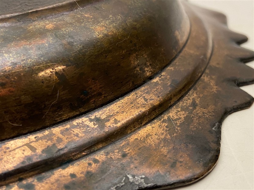 OSMANLI ÜZERİ OSMANLICA YAZILI KALEM İLE KAZINARAK YAZILMIŞ KENARLAR FIRFIRLI BRONZ SAGAN