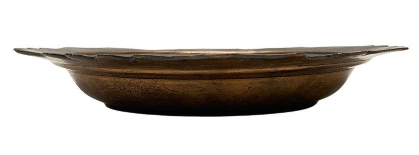 OSMANLI ÜZERİ OSMANLICA YAZILI KALEM İLE KAZINARAK YAZILMIŞ KENARLAR FIRFIRLI BRONZ SAGAN