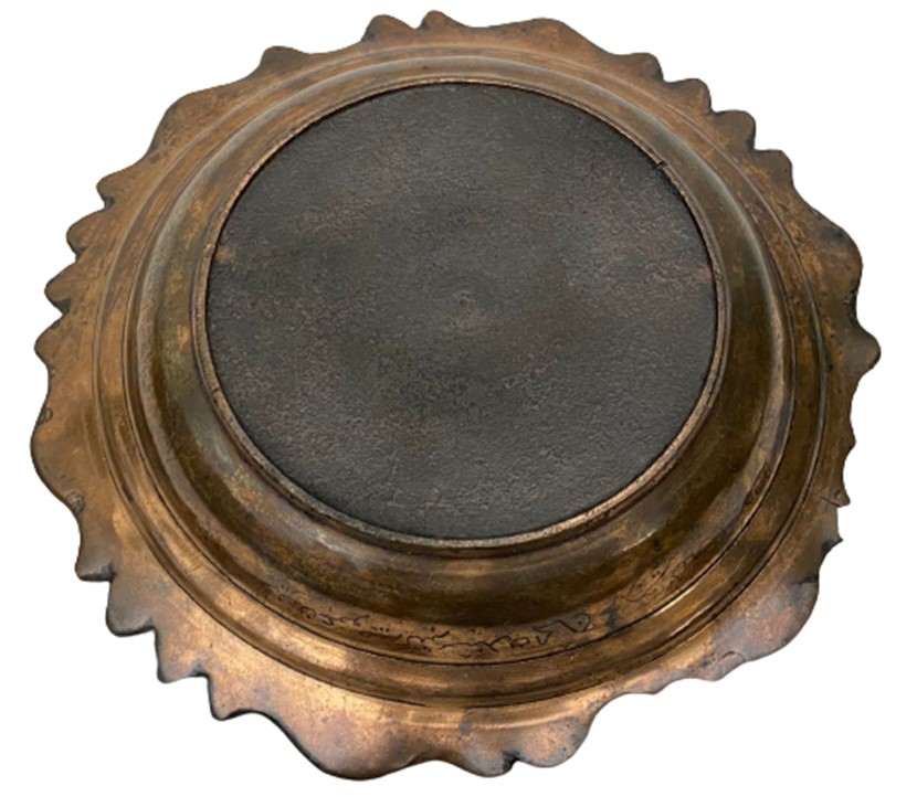 OSMANLI ÜZERİ OSMANLICA YAZILI KALEM İLE KAZINARAK YAZILMIŞ KENARLAR FIRFIRLI BRONZ SAGAN