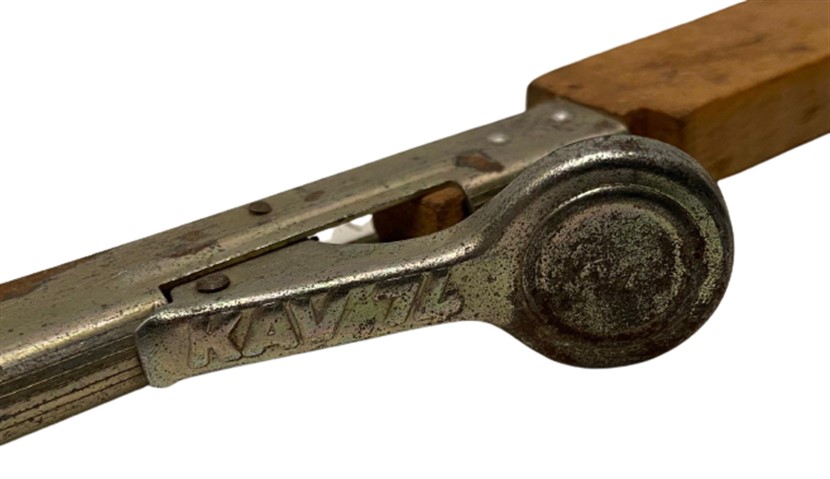 AHŞAP SAPLI METAL MEKANİK  CARKLI TAŞLI KAV 74 DAMGALI MUTFAK OCAK TUTUŞTURMA ÇAKMAĞI