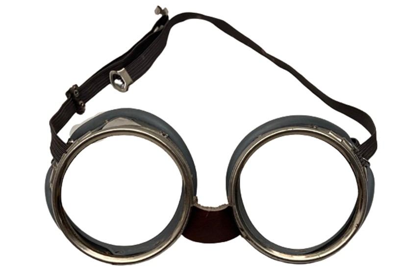 1950 METAL TENEKE MOTORSİKLET GÖZLÜĞÜ CAMLARI YOKDUR COK TEMİZ KALMIŞ DERİ BAGLANTI KAYIŞLI