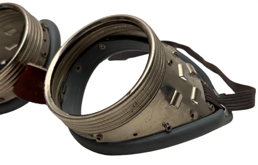 1950 METAL TENEKE MOTORSİKLET GÖZLÜĞÜ CAMLARI YOKDUR COK TEMİZ KALMIŞ DERİ BAGLANTI KAYIŞLI