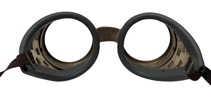 1950 METAL TENEKE MOTORSİKLET GÖZLÜĞÜ CAMLARI YOKDUR COK TEMİZ KALMIŞ DERİ BAGLANTI KAYIŞLI