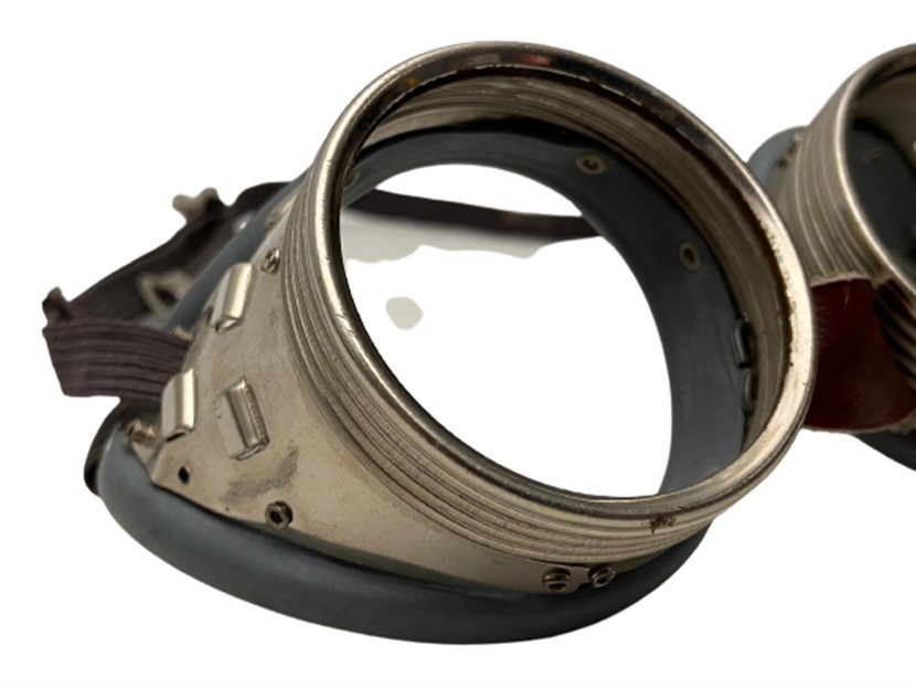 1950 METAL TENEKE MOTORSİKLET GÖZLÜĞÜ CAMLARI YOKDUR COK TEMİZ KALMIŞ DERİ BAGLANTI KAYIŞLI