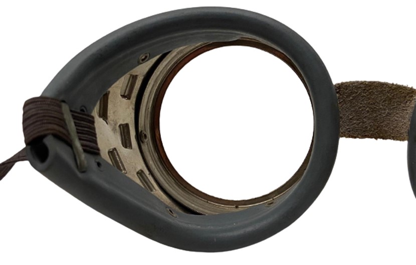 1950 METAL TENEKE MOTORSİKLET GÖZLÜĞÜ CAMLARI YOKDUR COK TEMİZ KALMIŞ DERİ BAGLANTI KAYIŞLI