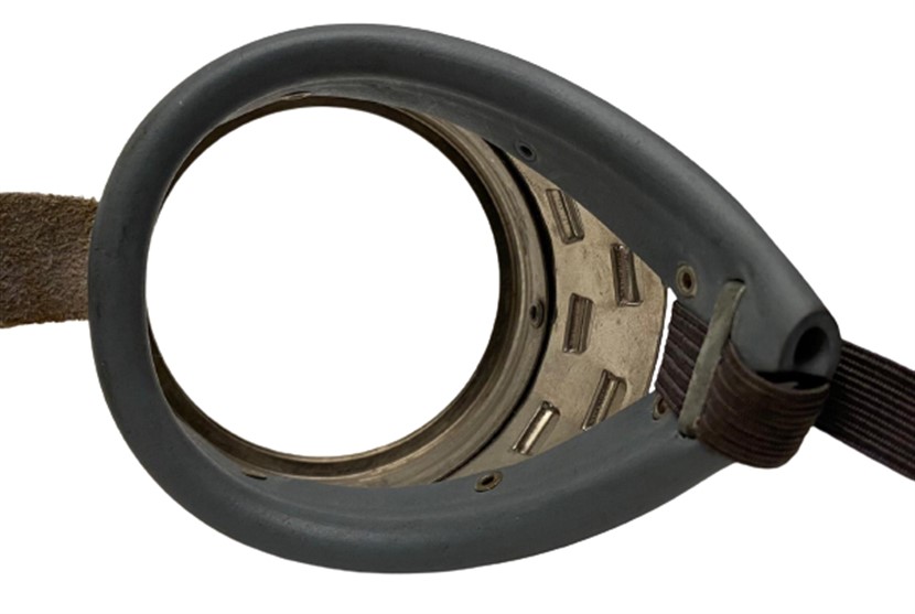 1950 METAL TENEKE MOTORSİKLET GÖZLÜĞÜ CAMLARI YOKDUR COK TEMİZ KALMIŞ DERİ BAGLANTI KAYIŞLI