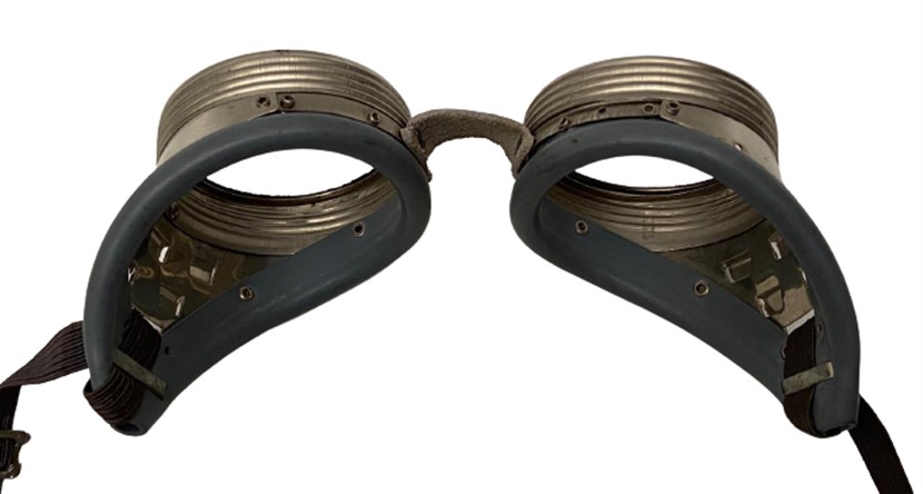 1950 METAL TENEKE MOTORSİKLET GÖZLÜĞÜ CAMLARI YOKDUR COK TEMİZ KALMIŞ DERİ BAGLANTI KAYIŞLI