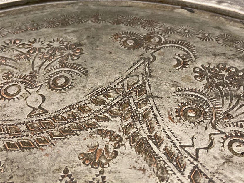 1950 ÜZERİ KOMPLE USTA KALEM İŞLEMELİ DAMGALI BAKIR KAHVE İKRAM İCİN KULLANILAN TEPSİ 