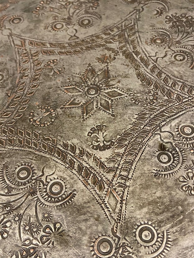 1950 ÜZERİ KOMPLE USTA KALEM İŞLEMELİ DAMGALI BAKIR KAHVE İKRAM İCİN KULLANILAN TEPSİ 