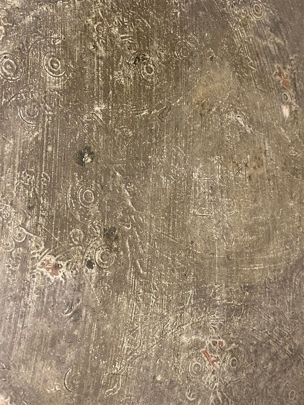 1950 ÜZERİ KOMPLE USTA KALEM İŞLEMELİ DAMGALI BAKIR KAHVE İKRAM İCİN KULLANILAN TEPSİ 