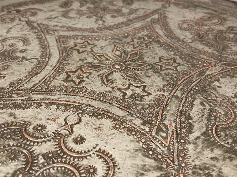 1950 ÜZERİ KOMPLE USTA KALEM İŞLEMELİ ŞABAN GAZİANTEP B. CAPAR YAZILI DAMGALI BAKIR KAHVE İKRAM İCİN KULLANILAN TEPSİ 