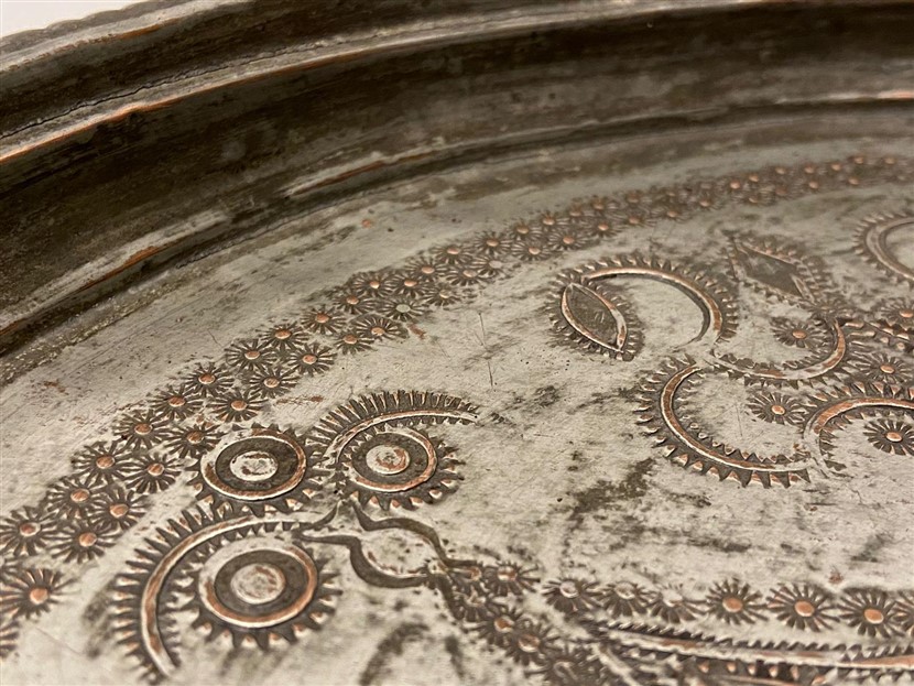 1950 ÜZERİ KOMPLE USTA KALEM İŞLEMELİ ŞABAN GAZİANTEP B. CAPAR YAZILI DAMGALI BAKIR KAHVE İKRAM İCİN KULLANILAN TEPSİ 