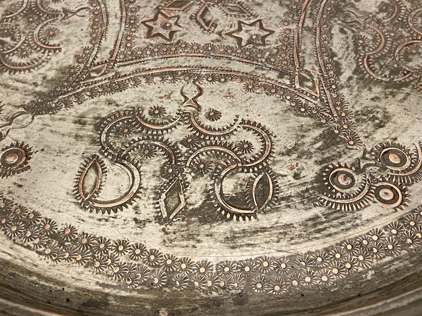 1950 ÜZERİ KOMPLE USTA KALEM İŞLEMELİ ŞABAN GAZİANTEP B. CAPAR YAZILI DAMGALI BAKIR KAHVE İKRAM İCİN KULLANILAN TEPSİ 