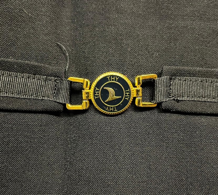 1970 VAKKO ÖZEL ÜRETİM THY TÜRK HAVA YOLLARI BAYAN HOSTES YELEĞİ LACİVERT RENKDE 34 BEDEN ÜRÜN KULLANILMIŞDIR SORUNSUZ VE TEMİZDİR