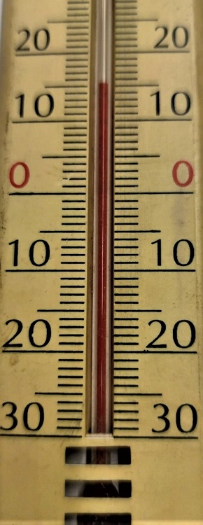 1960 PLASTİK KIRMIZI CIVA CAM CUBUK  TERMOMETRE ODA İÇİ SICAK SOUK DERECE