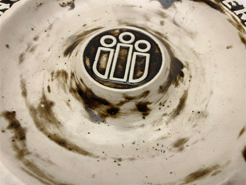 1975 İNÖNÜ ÜNİVERSİTESİ MALATYALI ÖĞRETİM ÜYELERİ KADIN DOĞUM GÜNLERİ ANISINA SERAMİK  EL YAPIMI KÜLLÜK