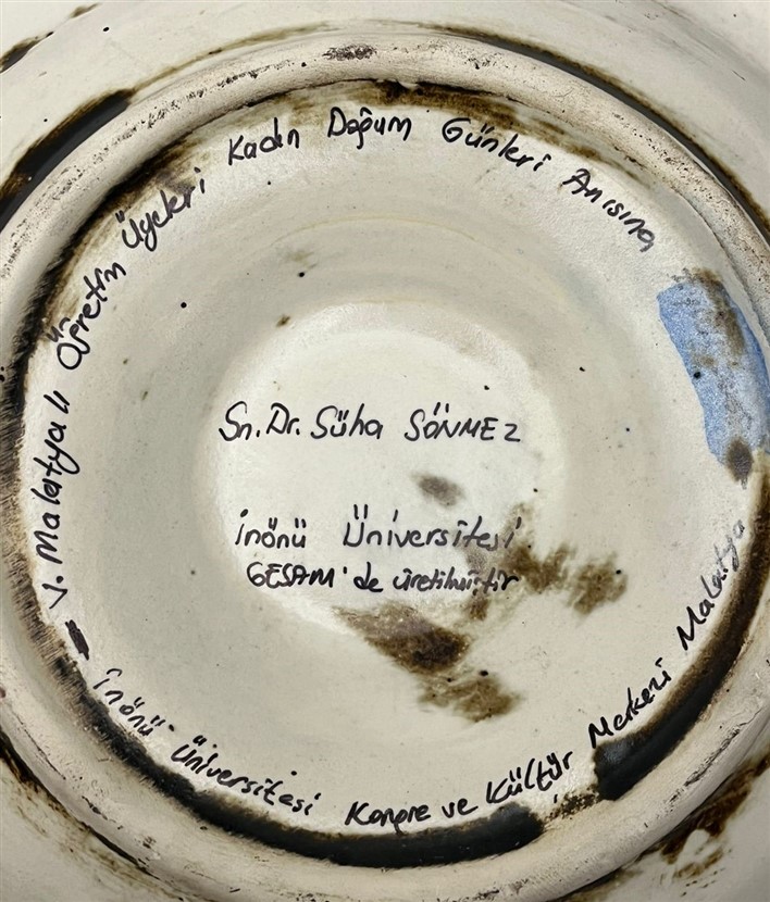 1975 İNÖNÜ ÜNİVERSİTESİ MALATYALI ÖĞRETİM ÜYELERİ KADIN DOĞUM GÜNLERİ ANISINA SERAMİK  EL YAPIMI KÜLLÜK