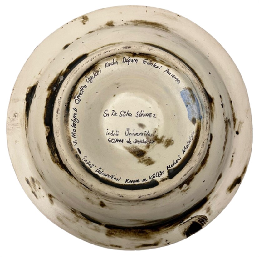 1975 İNÖNÜ ÜNİVERSİTESİ MALATYALI ÖĞRETİM ÜYELERİ KADIN DOĞUM GÜNLERİ ANISINA SERAMİK  EL YAPIMI KÜLLÜK