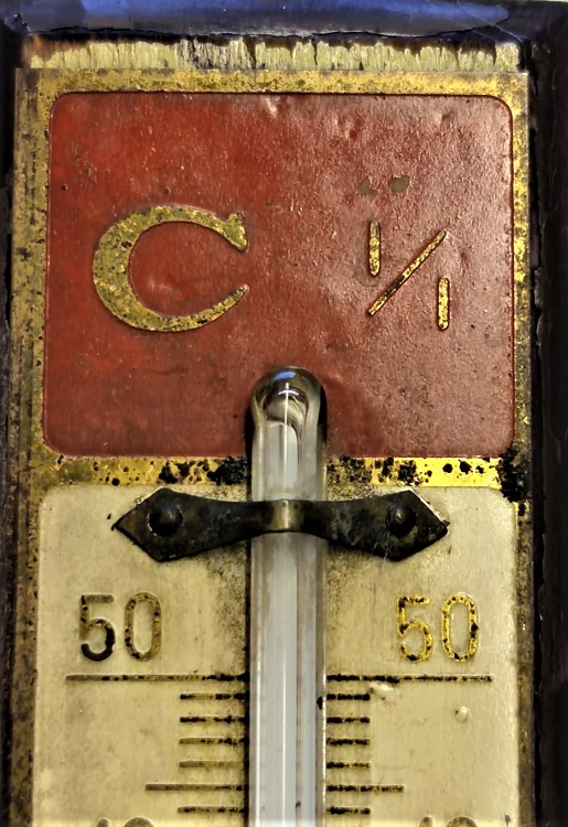 1950 DERECE AHŞAP MASİF BOCH KIRMIZI BEYAZ YAZILAR ALTIN YALDIZ KIRMIZI CIVALI TERMOMETRE