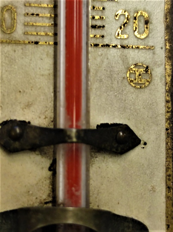 1950 DERECE AHŞAP MASİF BOCH KIRMIZI BEYAZ YAZILAR ALTIN YALDIZ KIRMIZI CIVALI TERMOMETRE