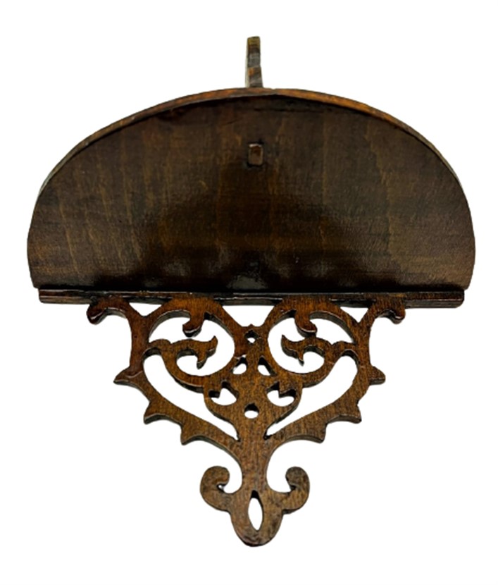 1970 AHŞAP ÜZERİNE OSMANLI İŞLEMELERLE BEZELİ KIL TESTERE EL  İŞİ KÖŞE  BİBLO DUVAR RAFI 