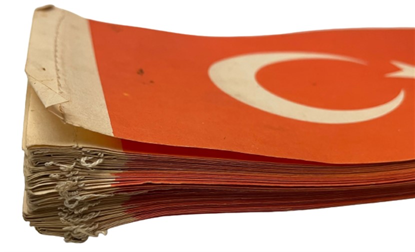 1950 KAĞIT TÜRK BAYRAKLARI 100 ADET SIRALI DİKİLMİŞ 12 METRE BOYUNDA BAYRAK