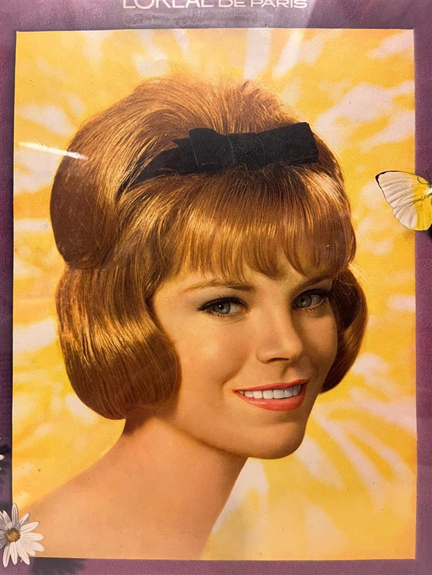 1940 L'OREAL PARİS PARFUM ARKASI RUSUM PULLU ÖN TARAFI CAM İCERSİ RENKLİ OFSET BASKI REKLAM TABELASI  