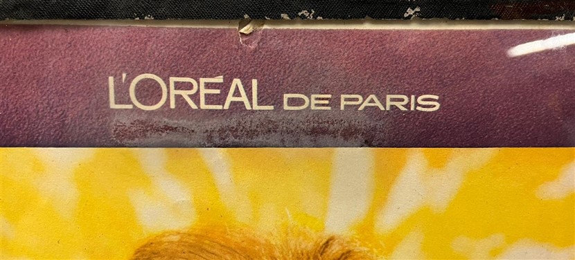 1940 L'OREAL PARİS PARFUM ARKASI RUSUM PULLU ÖN TARAFI CAM İCERSİ RENKLİ OFSET BASKI REKLAM TABELASI  