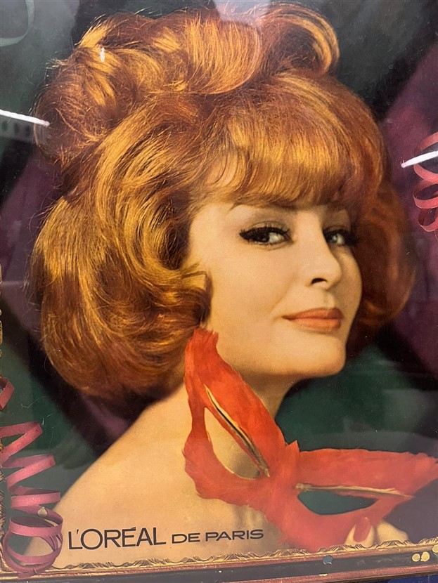 1940 L'OREAL PARİS PARFUM ARKASI PULLU ÖN TARAFI CAM İCERSİ RENKLİ OFSET BASKI REKLAM TABELASI 