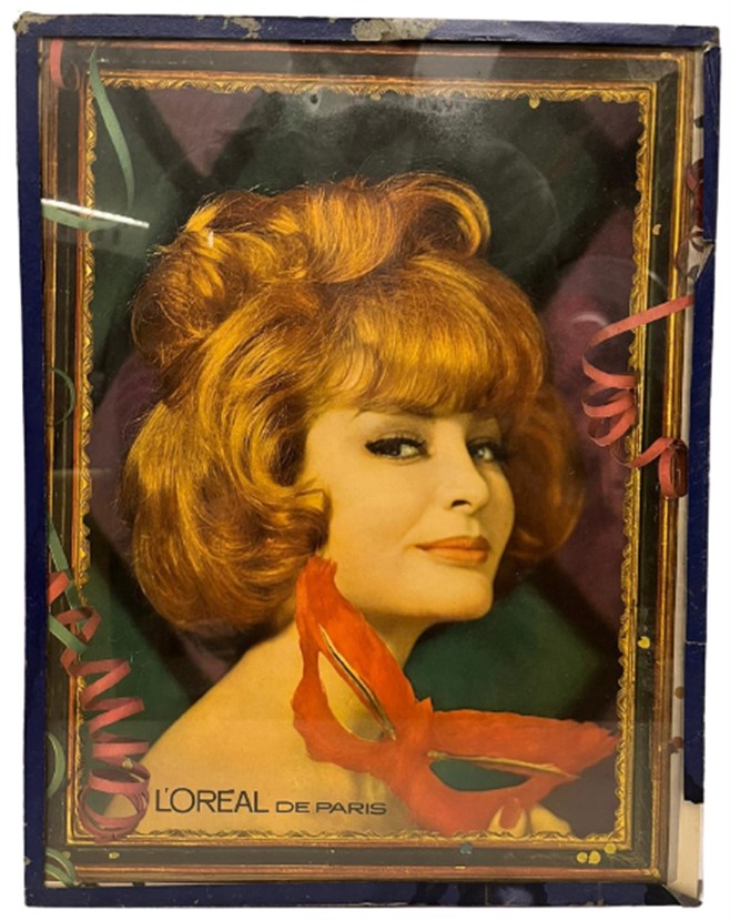 1940 L'OREAL PARİS PARFUM ARKASI PULLU ÖN TARAFI CAM İCERSİ RENKLİ OFSET BASKI REKLAM TABELASI 